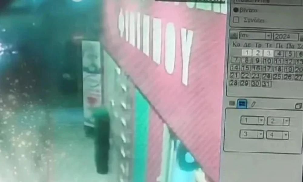 Σαλαμίνα: Μηχανή έπεσε σε λακκούβα και ο οδηγός της σύρθηκε για πολλά μέτρα (Βίντεο)